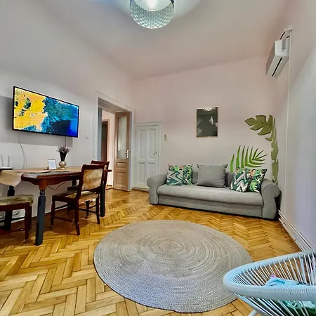 Old Town Center Apartment