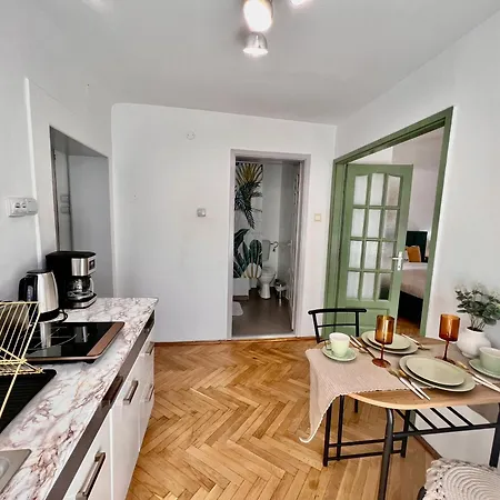 Old Town Center Apartment